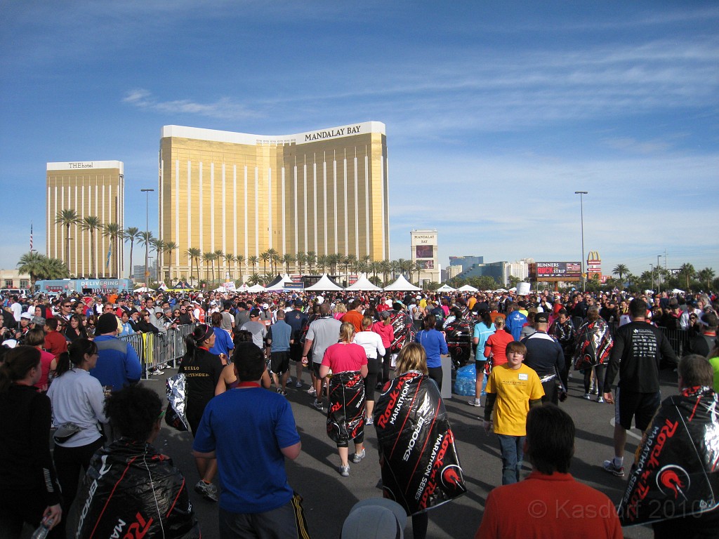 Las Vegas 2010 - Marathon 1001.JPG - The 2010 Las Vegas Fire - Ice and Sweat Tour. Half Marathon, Red Rock Canyon, Casinos, Valley of Fire.... and buffets!